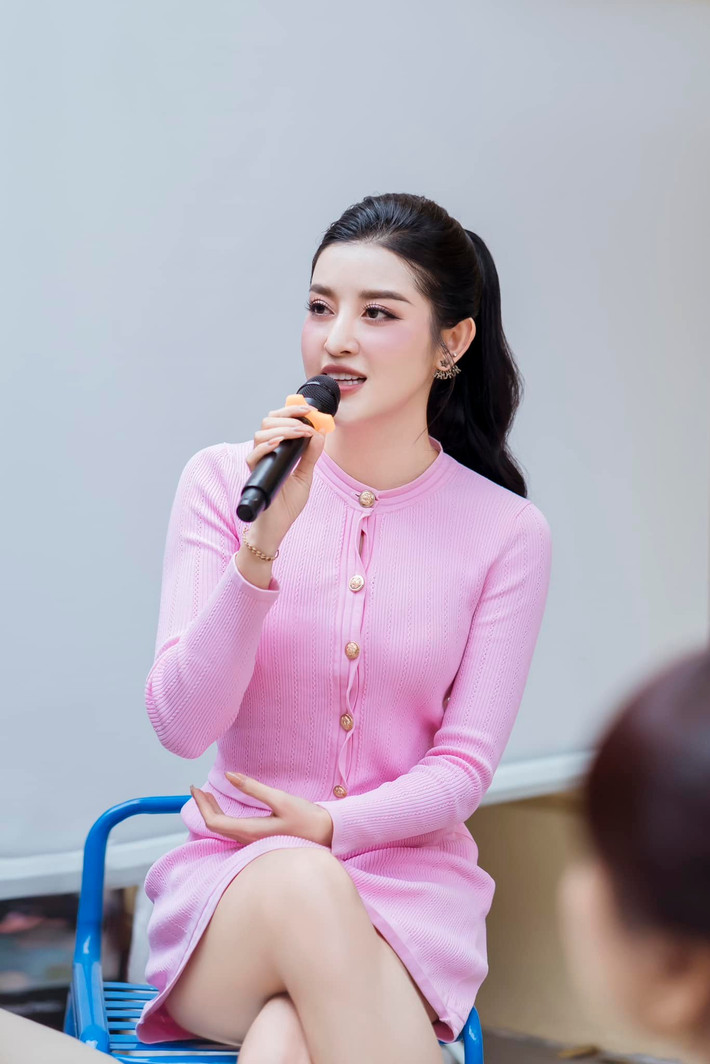 Trong hình ảnh đi làm cách đây chưa lâu, Á hậu Huyền My còn gây trầm trồ khi mang mẫu đồng hồ đính kim cương có mức giá ngót nghét gần 10 tỷ đồng.