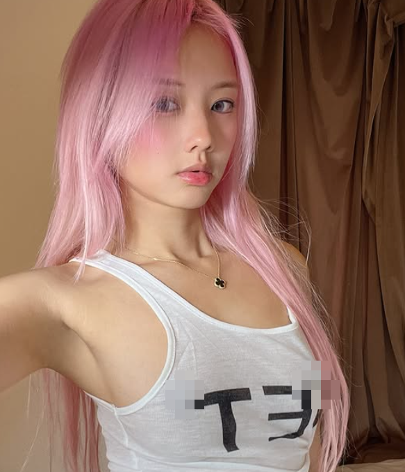 Theo đuổi phong cách gợi cảm, mỗi loạt ảnh hở bạo của Vyvan Le nhiều lần khiến cộng đồng game chao đảo.