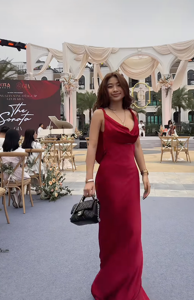 Trong bức ảnh được chụp tại sự kiện, Louis Phạm diện váy đỏ xẻ ngực sâu, khoe vòng một gợi cảm và thần thái sang trọng. Cựu hot girl TDDC trang điểm đậm, mái tóc uốn sóng bồng bềnh, kết hợp với phụ kiện như vòng cổ vàng và đồng hồ đeo tay, toát lên vẻ quý phái.