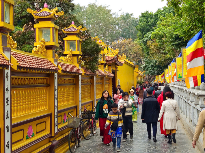 Năm nay nhiều gia đình cũng thả phóng sinh một lồng chim sẻ, cầu mong một năm mới sức khỏe, thuận buồm xuôi gió.