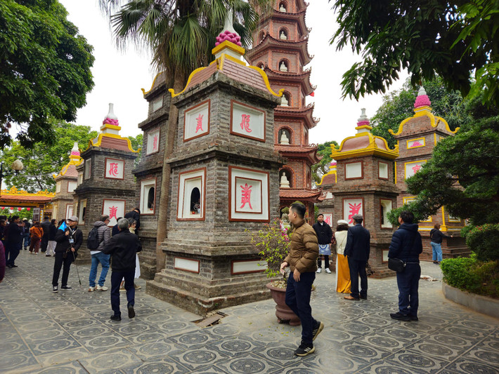 Không chỉ người Việt Nam, nhiều du khách nước ngoài cũng hào hứng tìm hiểu về lịch sử chùa Trấn Quốc.