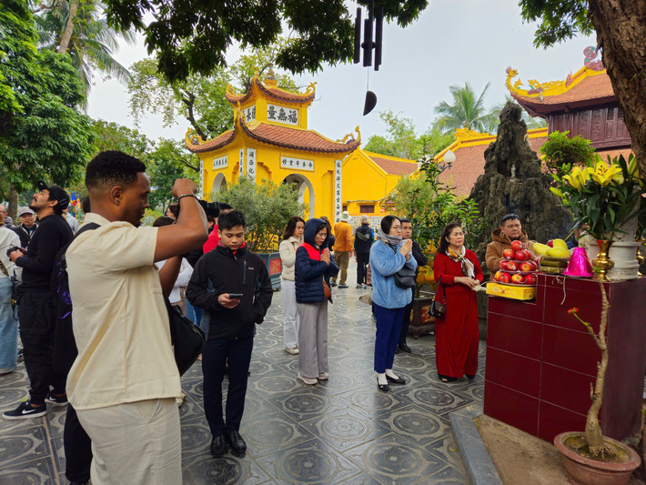 Đã thành truyền thống gia đình, cứ mỗi dịp đầu Xuân, nhiều gia đình lại đi lễ chùa Trấn Quốc bên Hồ Tây.