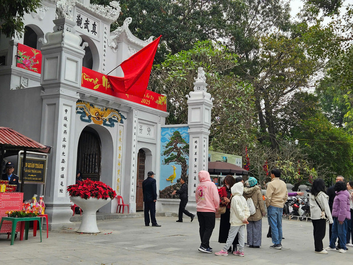 Dịp này, người dân Thủ đô và các tỉnh lân cận cũng nô nức du xuân, đi lễ ở những ngôi chùa nổi tiếng của Hà Nội như: Trấn Quốc, Ngọc Sơn, Phủ Tây Hồ...