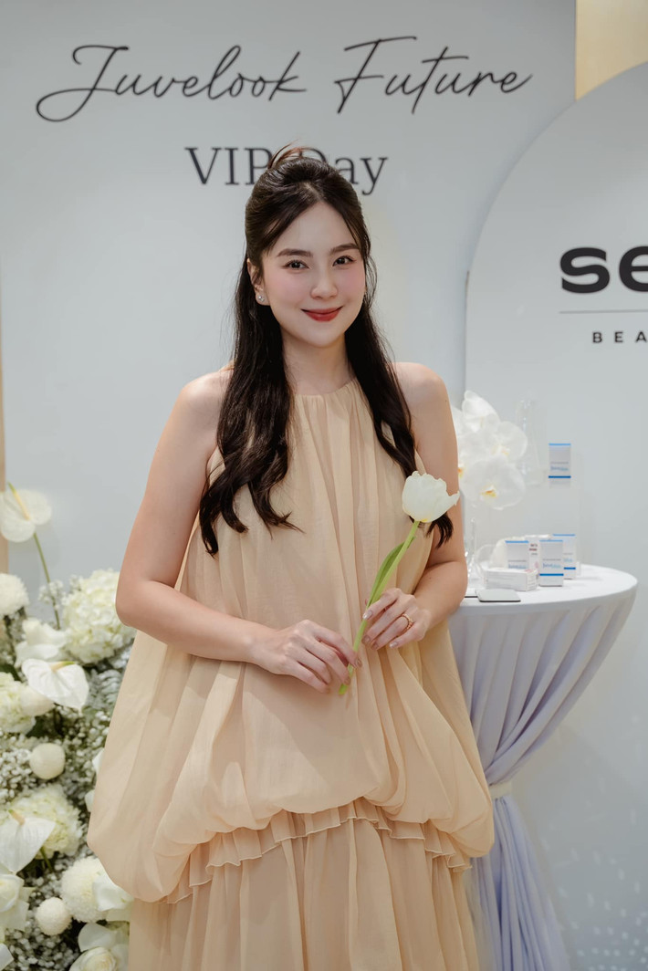 Từ trước đó vài tháng, người đẹp 9X đã nghỉ việc ở Đài truyền hình Việt Nam để sẵn sàng cho hành trình mang thai, làm mẹ.