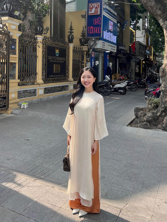 Hậu sinh con đầu lòng, bà xã Hà Đức Chinh thường bắt trend mạng xã hội khá chậm nhịp nhưng vẫn được khen hết lời nhờ dung mạo như hoa