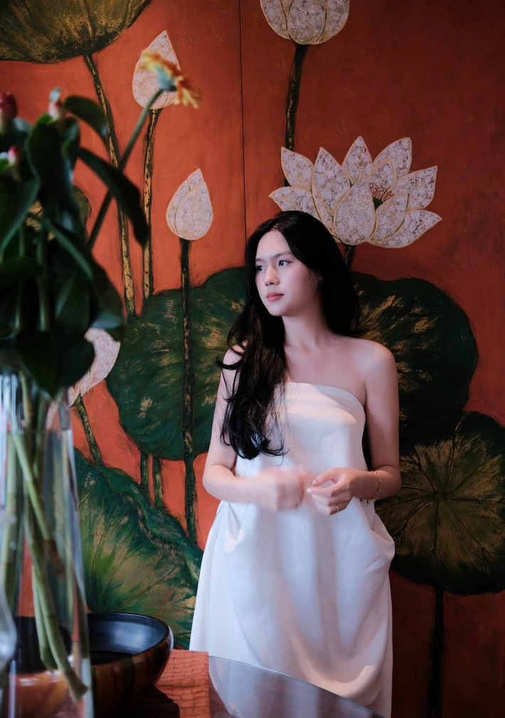 Nàng WAG Ngô Tố Uyên được biết đến với danh xưng vợ của hậu vệ ĐT Việt Nam Nguyễn Thành Chung. Lợi thế ngoại hình của cô nàng nằm ở nước da trắng sáng, vóc dáng mảnh mai, đôi chân dài thẳng tắp cùng gương mặt chuẩn "gái Tuyên" trong câu nói dân gian "chè Thái gái Tuyên"