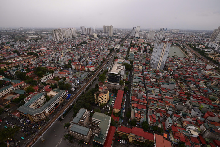 Bên cạnh đó, thời tiết Hà Nội bất ngờ chuyển lạnh và có mưa nhỏ khiến nhiều người ngại ra đường hơn.