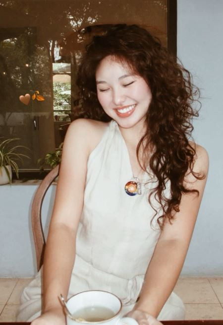 Huệ Anh năm nay mới 17 tuổi nhưng đã có vóc dáng phổng phao và gương mặt cực xinh đẹp.