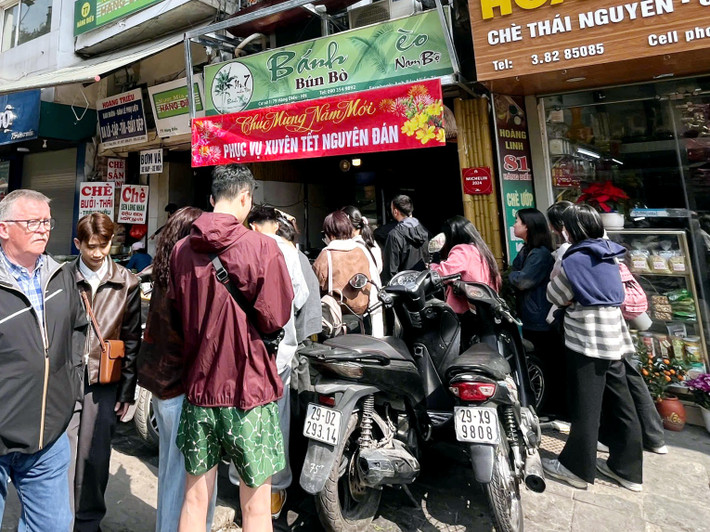 Cửa hàng bún bò Nam bộ ở phố Hàng Điếu thông báo phục vụ xuyên Tết.