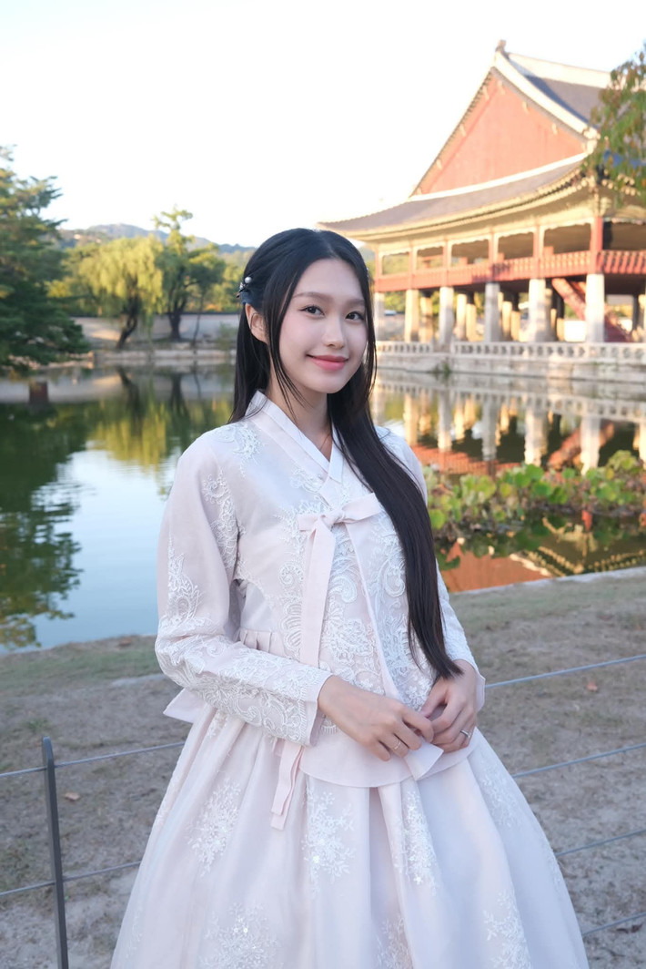 Cách đây chưa lâu, Hải My cũng lên sóng với vợ Quang Hải và Duy Mạnh để thúc đẩy việc bán hàng trên nền tảng số.