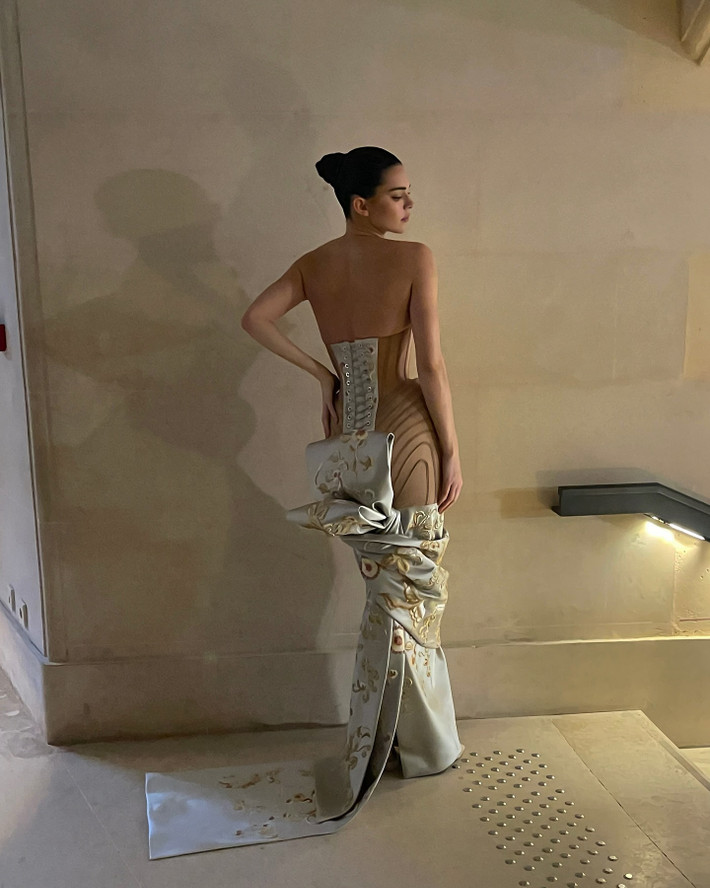 Kendall Jenner không ngần ngại tham gia các chiến dịch chụp ảnh quảng bá cho nhiều bộ sưu tập nội y hoặc váy áo cắt xẻ táo bạo.