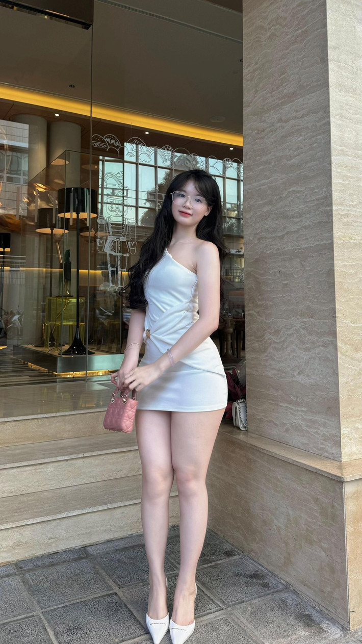 Đặc biệt hơn, Quỳnh Hương cũng tiết lộ trạng thái của bản thân hiện "độc thân". Đây là cơ hội cho nhiều anh em có thể "nộp đơn ứng tuyển" vào vị trí trong trái tim của cô bạn.