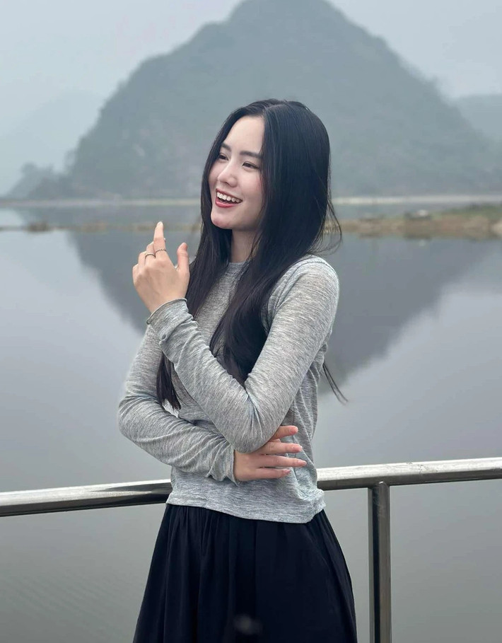 Nữ chiến sĩ Quân nhạc này không coi mình là người nổi bật nhất trong đoàn. Cô chỉ lặng lẽ làm tốt phần việc của mình, nhưng ánh mắt khi nhắc đến ngày diễu binh sắp tới thì sáng rực niềm mong đợi.