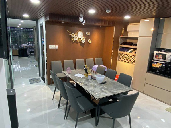 5 tầng phía dưới nam diễn viên làm văn phòng làm việc và cho thuê. 2 tầng trên anh sống cùng vợ và 2 con gái. Ảnh: Phapluatplus