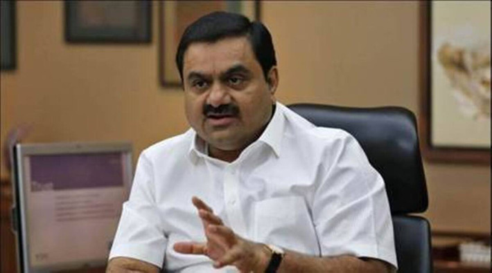 Ông Gautam Adani là tỷ phú đi lên từ than đá. Theo thống kê của Bloomberg, đến nay 80% trong tổng số 13 tỷ USD doanh thu của tập đoàn Adani vẫn có nguồn đến từ than đá. Ảnh: Theindian