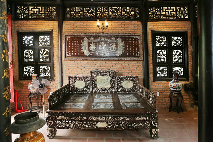 Không gian rộng rãi được nam nghệ sĩ và vợ dùng để sưu tập đồ cổ, đồ gỗ từ các cửa hàng hoặc bạn bè thân thiết tặng. Ảnh: Lao động