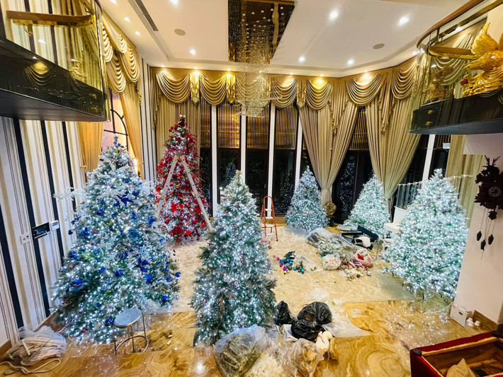 Toàn bộ đồ trang trí được ca sĩ Đàm Vĩnh Hưng lựa chọn cẩn thận và chỉn chu nhất. Ảnh: FBNV