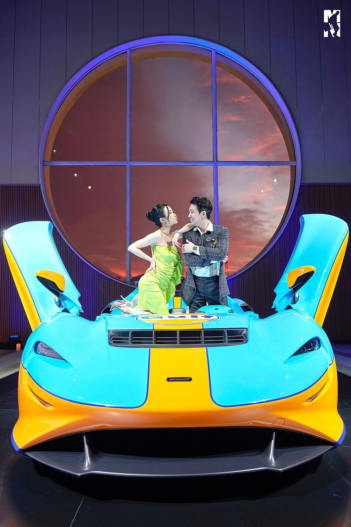 Đáng chú ý, đại gia Minh nhưa và vợ tình tứ trên chiếc McLaren Elva - siêu xe "4 không" được cho là trị giá 160 tỷ nếu ra biển tại Việt Nam.