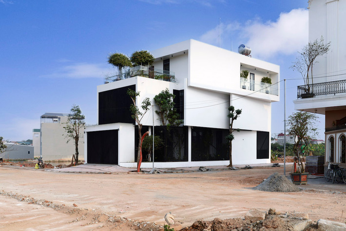 W house là ngôi nhà được xây dựng tại một khu đô thị mới tại Tp Vĩnh Yên (Vĩnh Phúc). Ưu điểm của ngôi nhà là sở hữu 2 mặt tiền, nhưng một trong hai mặt tiền này nằm ở hướng chính Tây.
