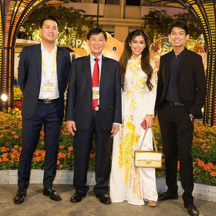 Chiếc túi màu vàng đồng của Chanel giá khoảng 32 triệu đồng là một trong những món phụ kiện được Tiên yêu thích. Ảnh: Vietnamnet