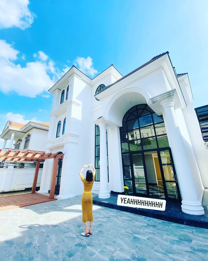 Trước đó, trong một story, bức ảnh chụp vội của Lệ Quyên cho thấy biệt thự của cô mang phong cách châu Âu với 2 cột trụ thanh lịch ở tiền sảnh.