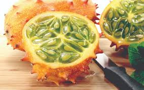 Dưa Kiwano ăn trực tiếp rất ngon và còn phù hợp để pha chế một số loại cocktail độc đáo. Ảnh: Getty