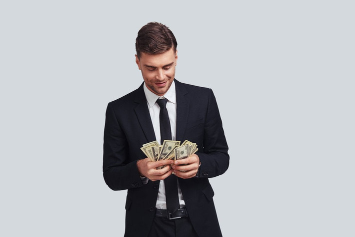 Nhiều người nghĩ rằng, giới nhà giàu chẳng bao giờ phải bận tâm về giá cả khi mua sắm hay tiết kiệm tiền. Thế nhưng, thực tế thì ngược lại.