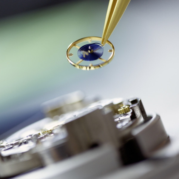 Tuy nhiên, để sản xuất đồng hồ tại Rolex vẫn sử dụng phương pháp thủ công truyền thống.