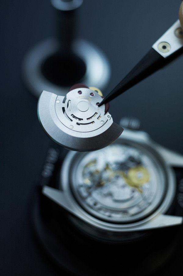 Còn chi nhánh Bienne là nhà máy sản xuất ra bộ máy đồng hồ Rolex.