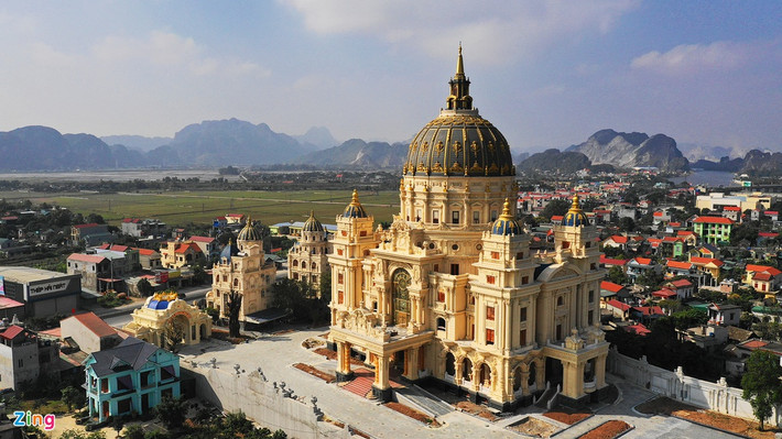 Nằm trên trên quốc lộ 1A, huyện Gia Viễn (Ninh Bình), toà lâu đài mạ vàng mang tên Thành Thắng khiến ai ngang qua cũng ngỡ ngàng vì nó quá lộng lẫy và hoành tráng. Ảnh: Zing