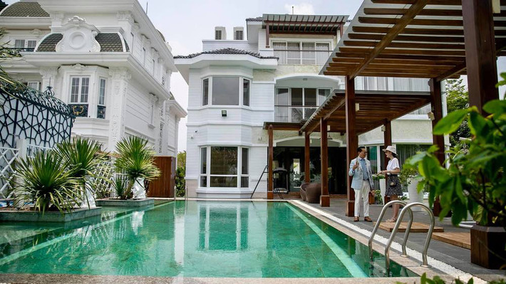 Trước đó, đại gia Nguyễn Quốc Vũ và vợ sống tại một căn biệt thự 6 tầng ở quận Bình Thạnh (TP. HCM). Dinh thự này có diện tích đất 150m2, có thang máy để đi lại, trị giá hơn 10 tỷ đồng. Ảnh: Doanh nghiệp & Tiếp thị.