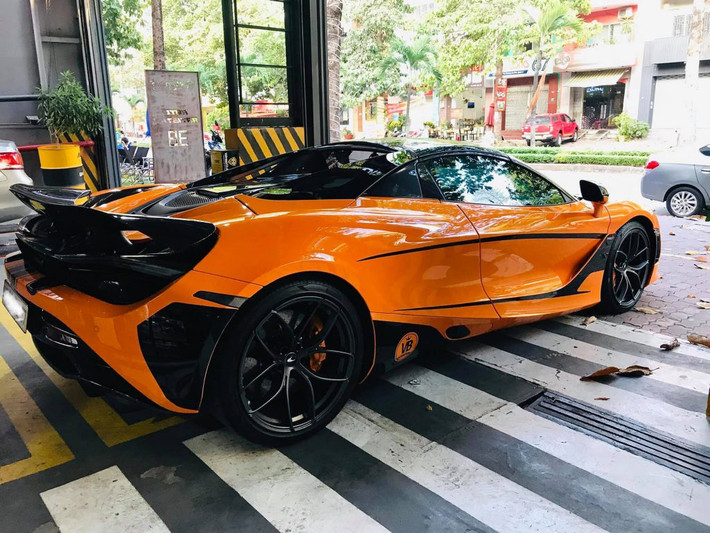 Nhân dịp 3 năm kỷ niệm ngày cưới, đại gia Nguyễn Quốc Vũ đã tặng vợ chiếc xe 2 tỷ đồng. Sau đó, cặp đôi xuất hiện cùng chiếc McLaren 720S Spider trị giá hơn 23 tỷ đồng hay Volvo XC90. Ảnh: Tapchixe
