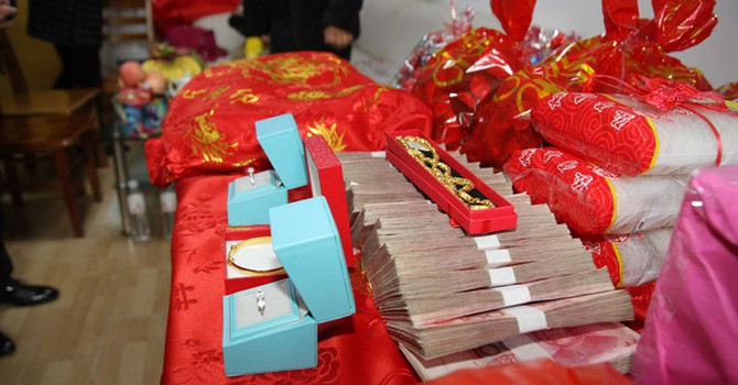 Tuy nhiên, vị đại gia này cũng công khai cho biết điều kiện đi kèm là con gái của ông bị câm. Chàng rể tương lai nếu đồng ý kết hôn sẽ phải chăm sóc con gái và hai người lớn tuổi. Ảnh minh hoạ