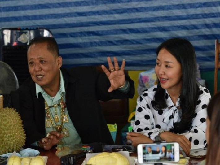 Tuy nhiên, có 10.000 người muốn được làm con rể ông nên không có chỗ để tổ chức cuộc tuyển chọn. Ảnh: Khaoso.