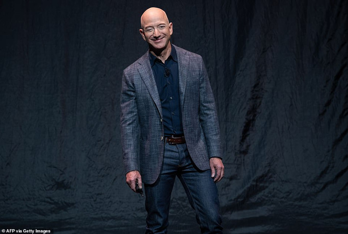 Có nhiều ý kiến cho rằng tỷ phú Jeff Bezos quá lãng phí khi đầu tư chiếc du thuyền xa xỉ trong khi thế giới ngoài kia có hàng triệu người sống trong cảnh khốn khổ, nghèo đói. Nguồn ảnh: Dailymail
