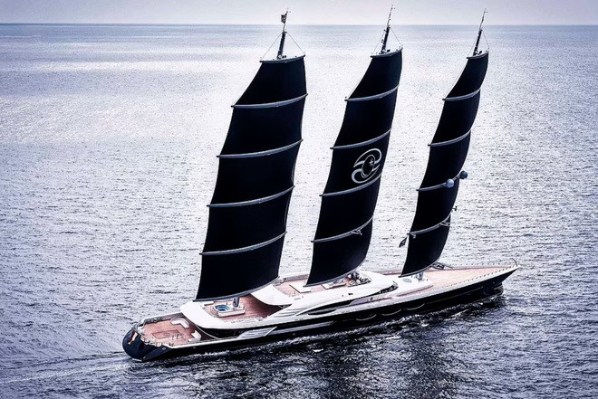 Siêu du thuyền có tên gọi là Y721 được chế tạo bởi nhà máy đóng tàu Zwijndrecht ở Hà Lan. Nó sẽ là siêu du thuyền có cột buồm lớn nhất thế giới khi được hoàn thành vào năm 2022.