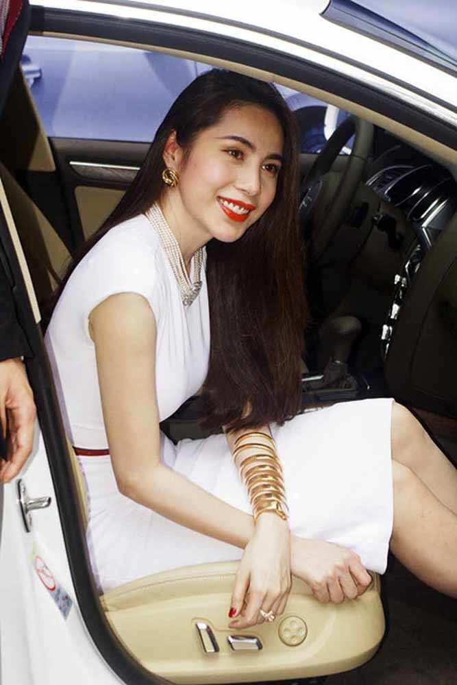 Thuỷ Tiên còn được mệnh danh là "yêu nữ hàng hiệu" của Vbiz. Nữ ca sĩ sở hữu những chiếc túi giá từ vài chục triệu đến cả trăm triệu. Ảnh: Internet.