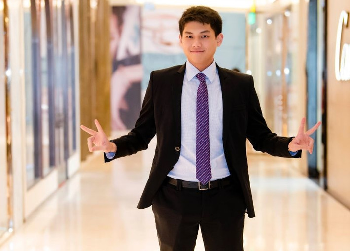 Hiếu Nguyễn - con trai út của tỷ phú Johnathan Hạnh Nguyễn tốt nghiệp ngành Quản trị Kinh doanh tại London (Anh). Từ khi còn đi học, Hiếu Nguyễn đã thực tập tại các công ty thuộc tập đoàn IPPG. Ảnh: IGNV