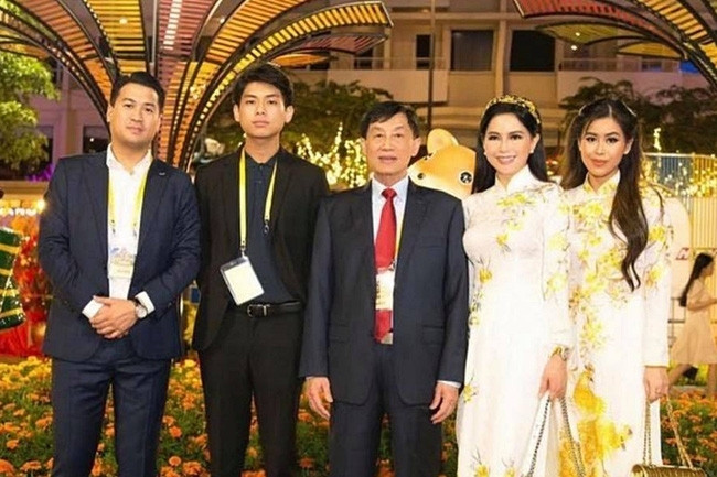 Tỷ phú Johnathan Hạnh Nguyễn trải qua 2 cuộc hôn nhân và có 8 người con. Trong cuộc hôn nhân với người vợ đầu tiên - bà Cristina Serrano (người Philippines), tỷ phú có 6 người con. Sau đó, ông kết hôn với bà Thuỷ Tiên và có thêm 2 người con là Tiên Nguyễn và Hiếu Nguyễn. Ảnh: FBNV