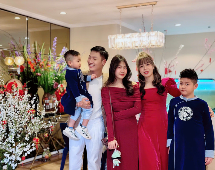 Sau nhiều năm đóng phim, diễn viên Mạnh Trường sở hữu tài sản "không phải dạng vừa". Nam diễn viên cùng vợ con hiện sống trong một căn hộ cao cấp trị giá 7 tỷ đồng ở trung tâm Hà Nội. Ảnh: FBNV