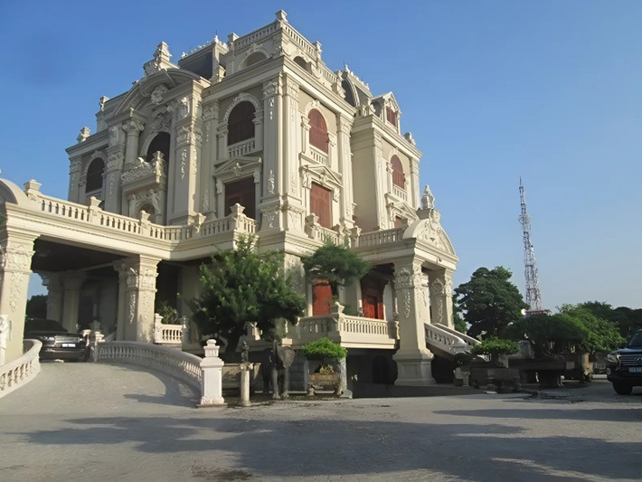 Lâu đài mang kiến trúc cổ điển cuối thể kỉ 18 và mất 5 năm để hoàn thiện (từ năm 2009 đến năm 2013), được đặt tên là “Lâu đài Tổng Hải Sơn”. Ảnh: FB NhaTO