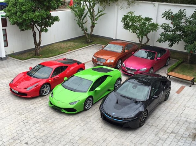 Ước tính chiếc Ferrari F12 Berlinetta màu trắng về Việt Nam giá khoảng 20 tỷ đồng còn Lamborghini Huracan trên 15 tỷ đồng. Như vậy, chỉ trong vòng chưa đầy 24 tiếng, chàng thiếu gia 8X đã chi số tiền lên đến 36 tỷ đồng chỉ để mua xe. Ảnh: FBNV