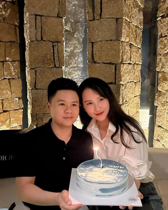 Phan Thành không còn khoe siêu xe nữa mà tập trung vào gia đình, công việc. Anh cũng hiếm khi cập nhật trang cá nhân mà chỉ đăng tải hình ảnh vào những dịp đặc biệt như ngày Valentine, ngày đầu tiên đi học của con trai hay cùng vợ đi du lịch,...Ảnh: FBNV