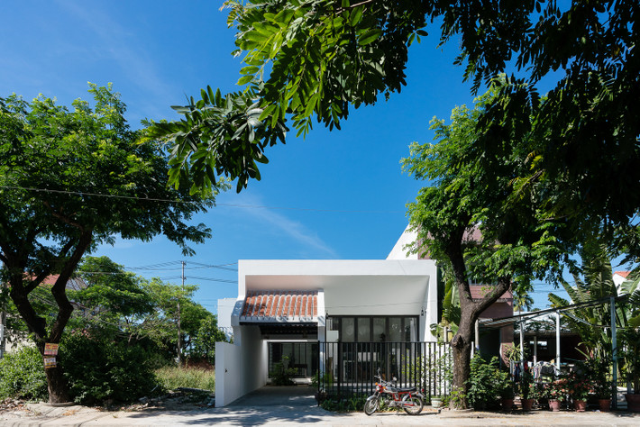 Tọa lạc tại thành phố Hội An (Quảng Nam), ngôi nhà khiến nhiều người đi ngang qua tưởng là một công trình hiện đại với thiết kế một tầng. Ảnh: Quang Trần
