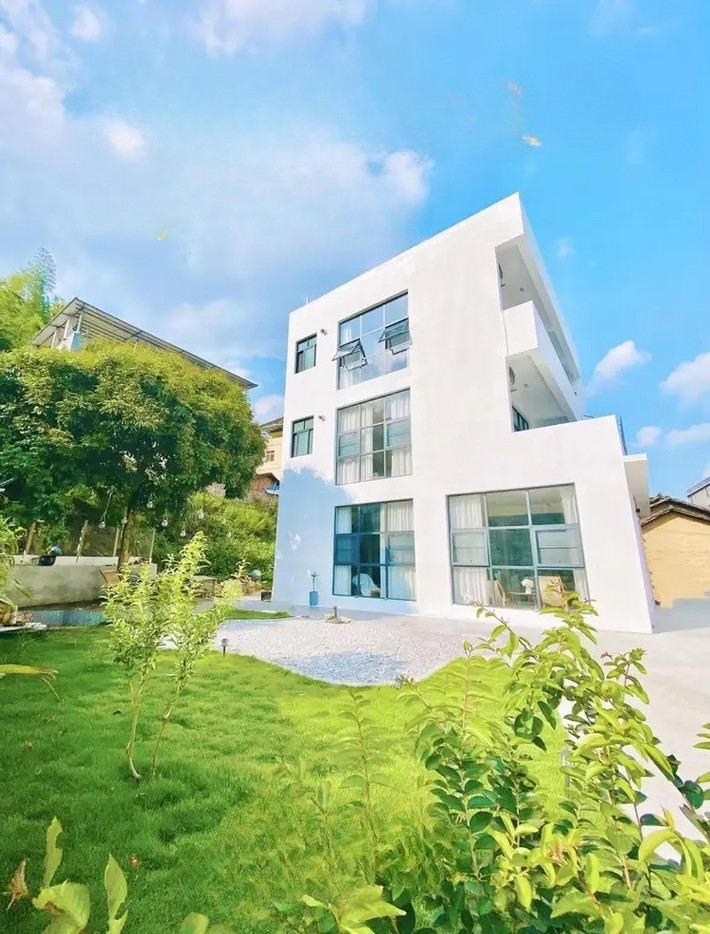 Lợi thế lớn nhất khi xây nhà ở quê là Tiểu Ngư có sự giúp đỡ từ bà con hàng xóm và người thân. Hơn nữa, bố của Tiểu Ngư rất am hiểu về xây dựng và trang trí nội thất, nên cô không phải lo lắng quá nhiều, và tiết kiệm được kha khá chi phí. Ảnh: Sohu