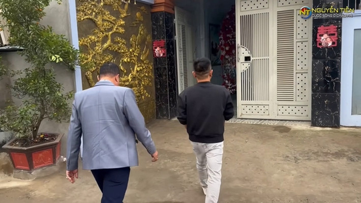 Bao quanh nhà là bức tường trang trí họa tiết nổi bật, bên trong là sân rộng rãi. Ảnh chụp màn hình