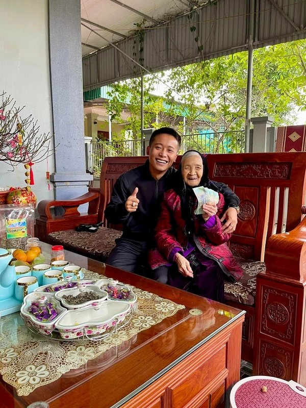Khoảng sân rộng được kê bàn ghế gỗ để gia đình, hàng xóm trò chuyện và uống nước. Ảnh: FBNV