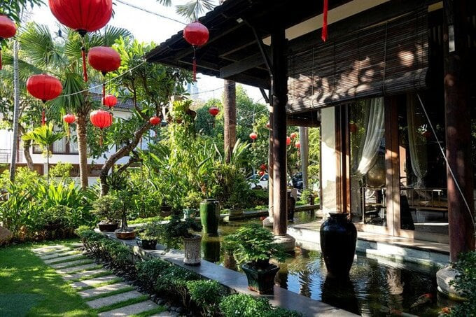 Bao quanh biệt thự là sân vườn rộng rãi và hồ cá koi. Ảnh: Đàm Gia Bảo/Phunuso