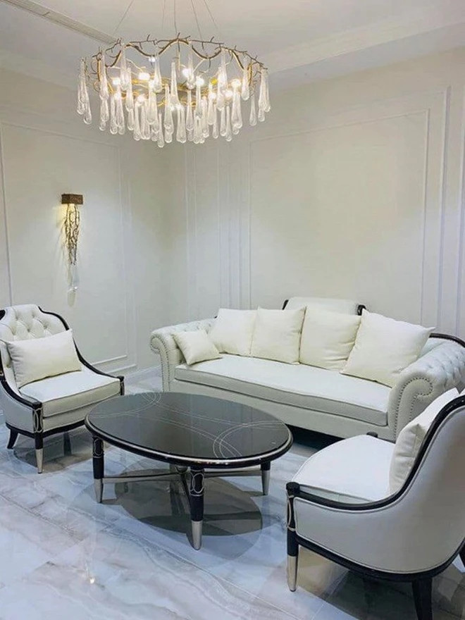 Tại phòng khách, Vân Hugo đặt bộ sofa trắng kem, không quá nhiều họa tiết hay màu sắc cầu kỳ. Ảnh: FB Nguyễn Thanh Vân