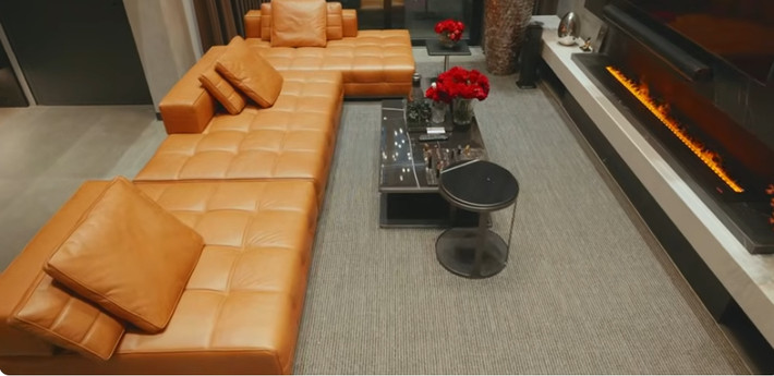 Điểm nhấn trong phòng khách là bộ sofa màu nâu camel giúp căn phòng ấm cúng hơn. Ảnh chụp màn hình NhaTo